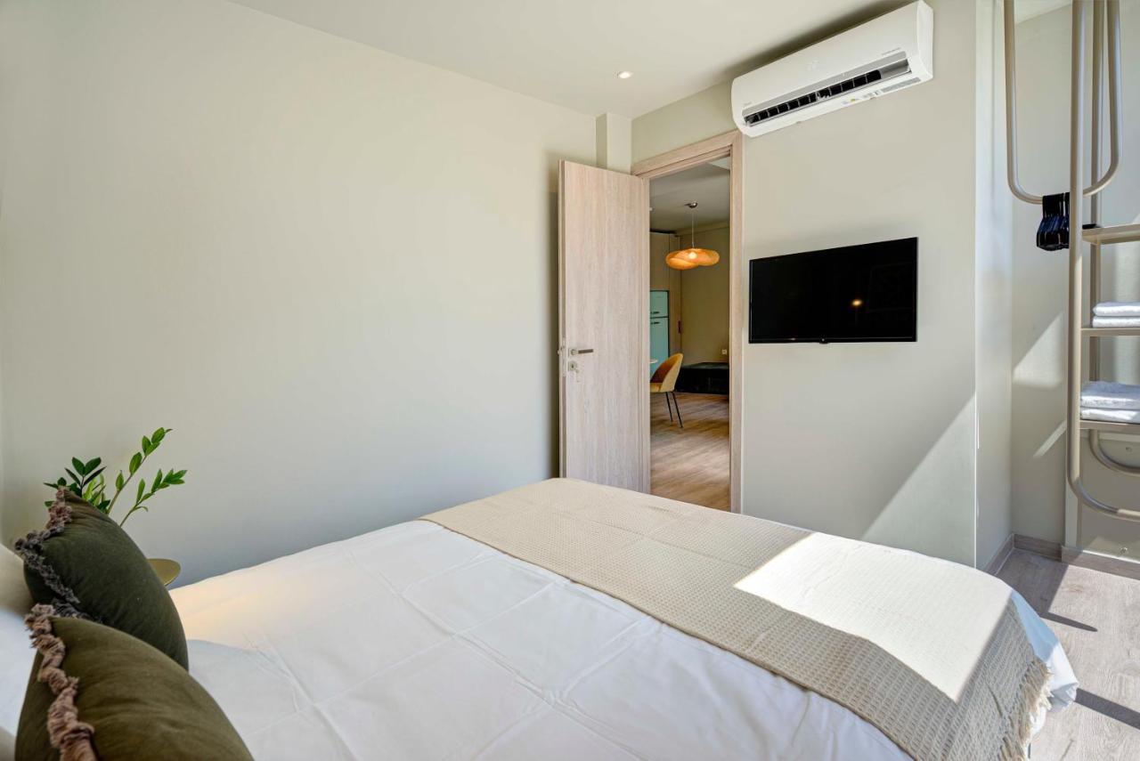 Yalarent Stunning Apartments At The Heart Of เอเธนส์ ภายนอก รูปภาพ